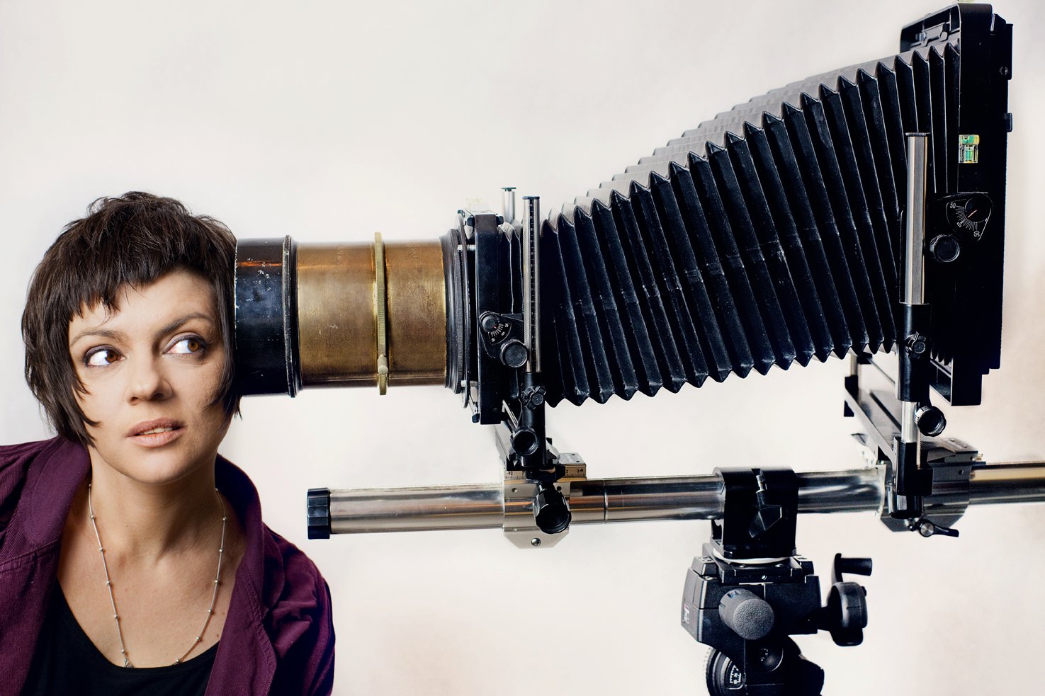 Саша Мановцева и амера Toyo 8x10 и объектив Hugo Meyer Goerlitz 360mm f3 big